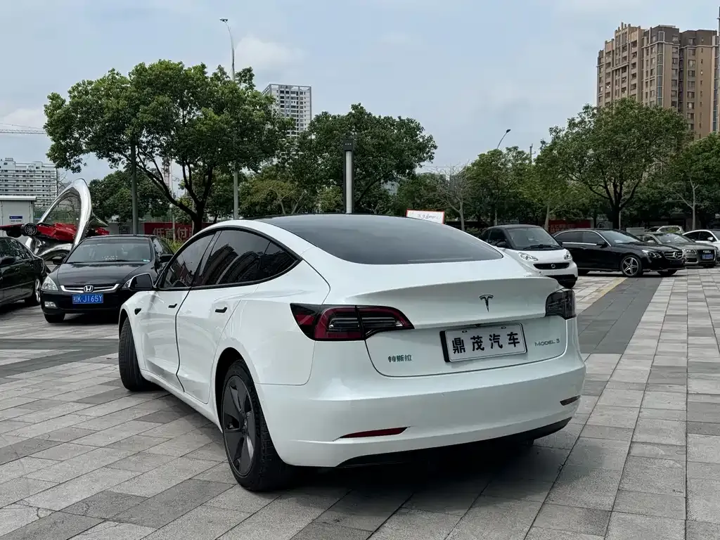Tesla Model 3 — фото 10