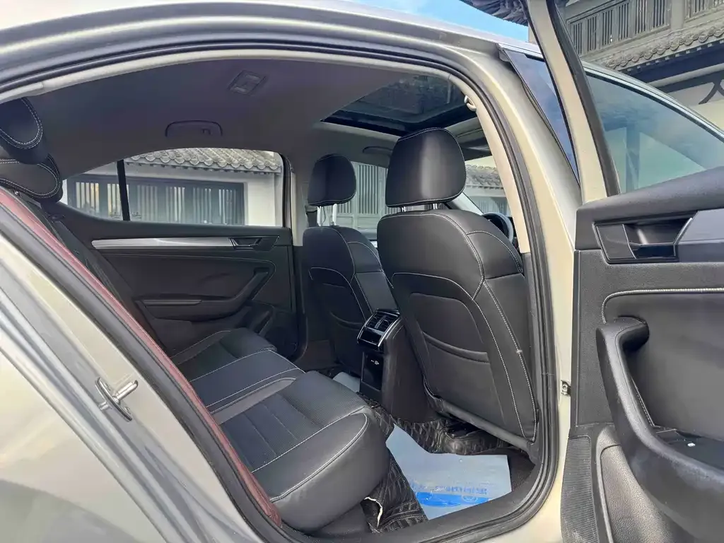 Skoda Superb — фото 10