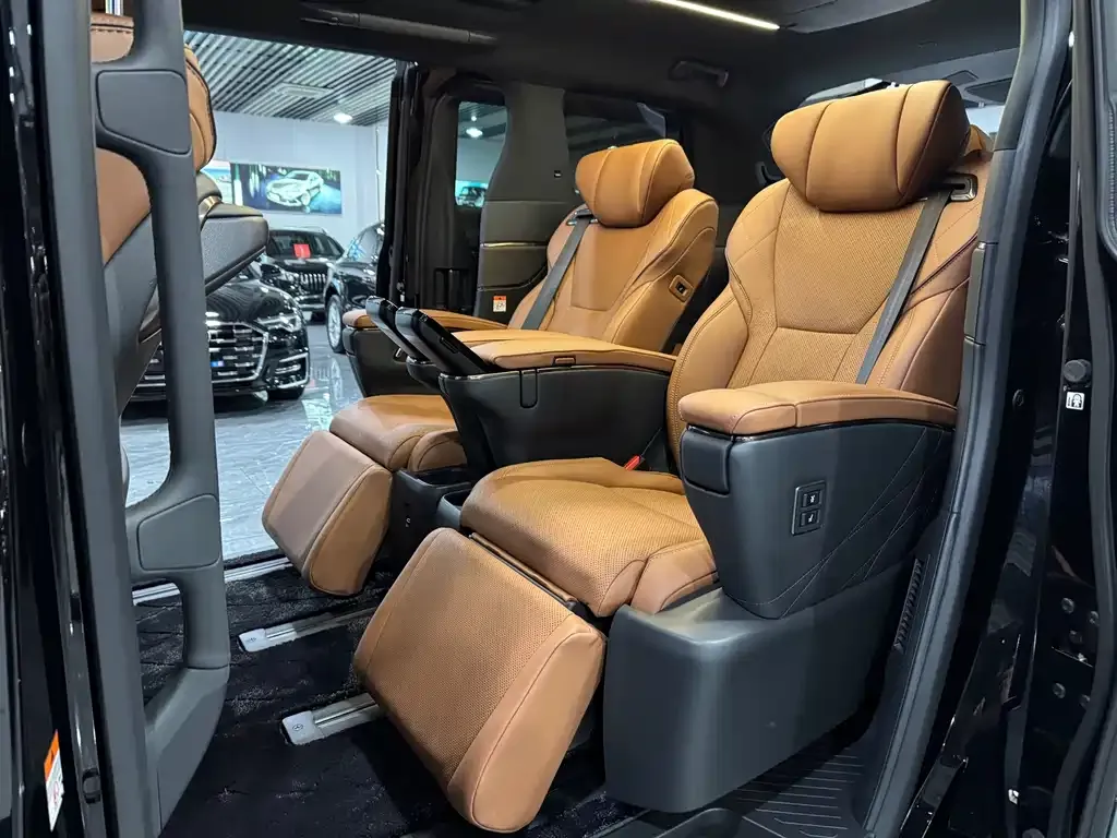 Toyota Vellfire — фото 2