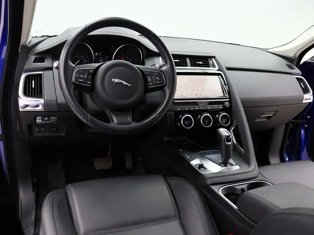 Jaguar E-PACE — фото 10