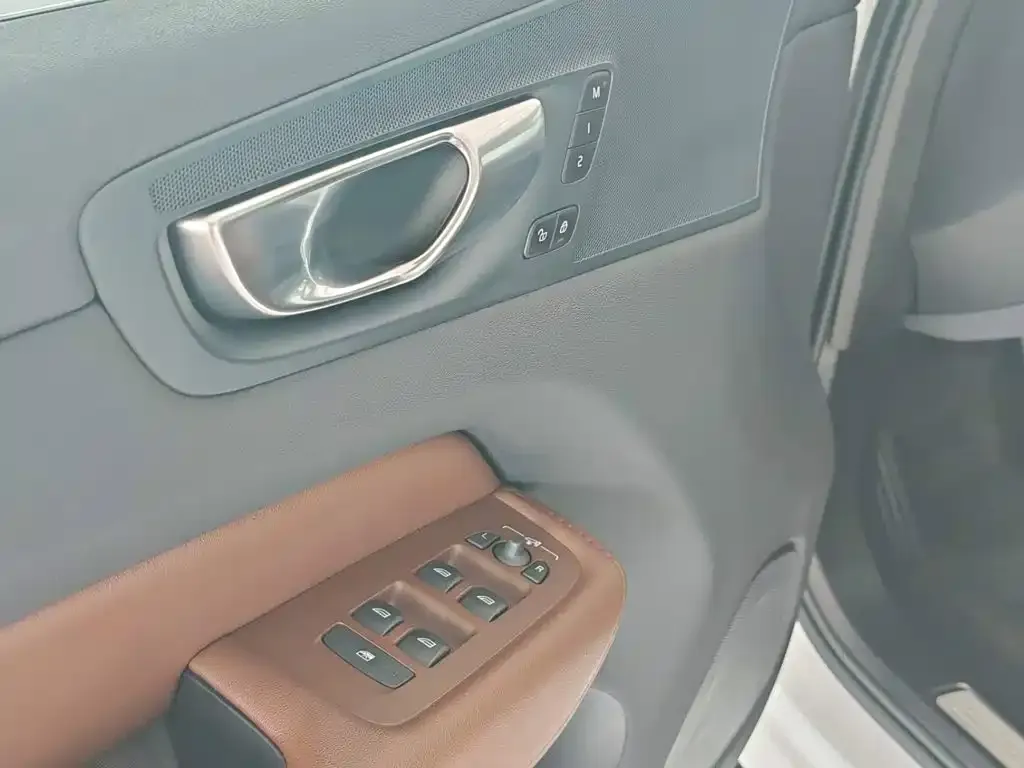 Volvo XC60 — фото 10