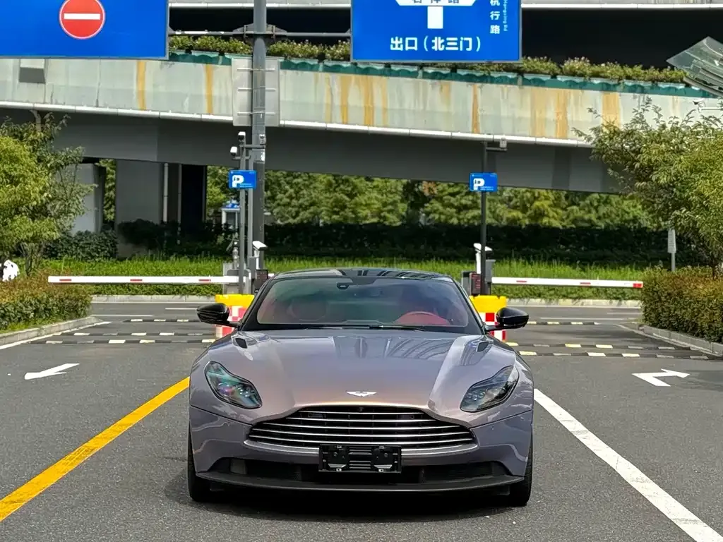Aston Martin DB11 — фото 1