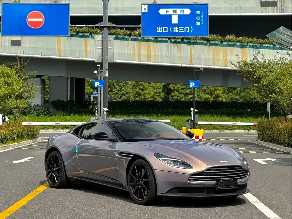 Aston Martin DB11 — фото 4