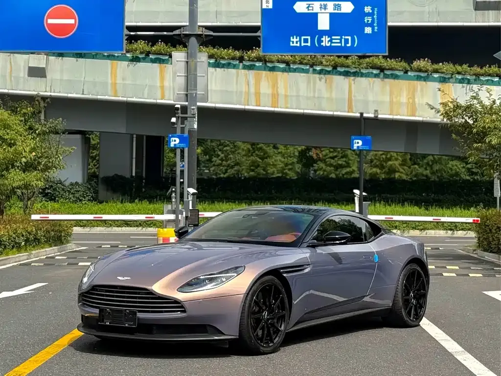 Aston Martin DB11 — фото 5