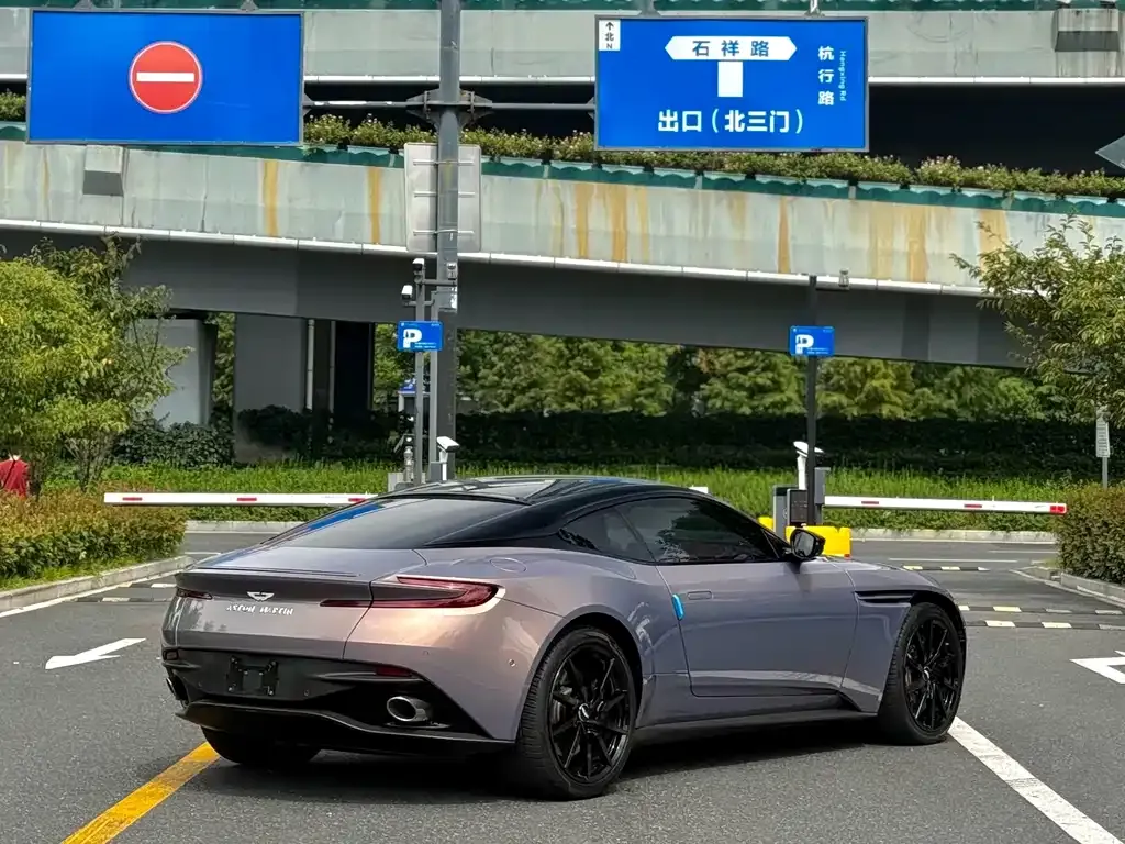 Aston Martin DB11 — фото 7