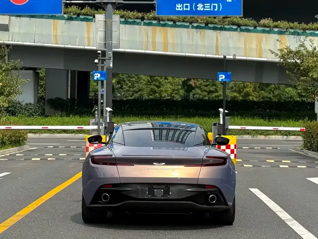 Aston Martin DB11 — фото 6