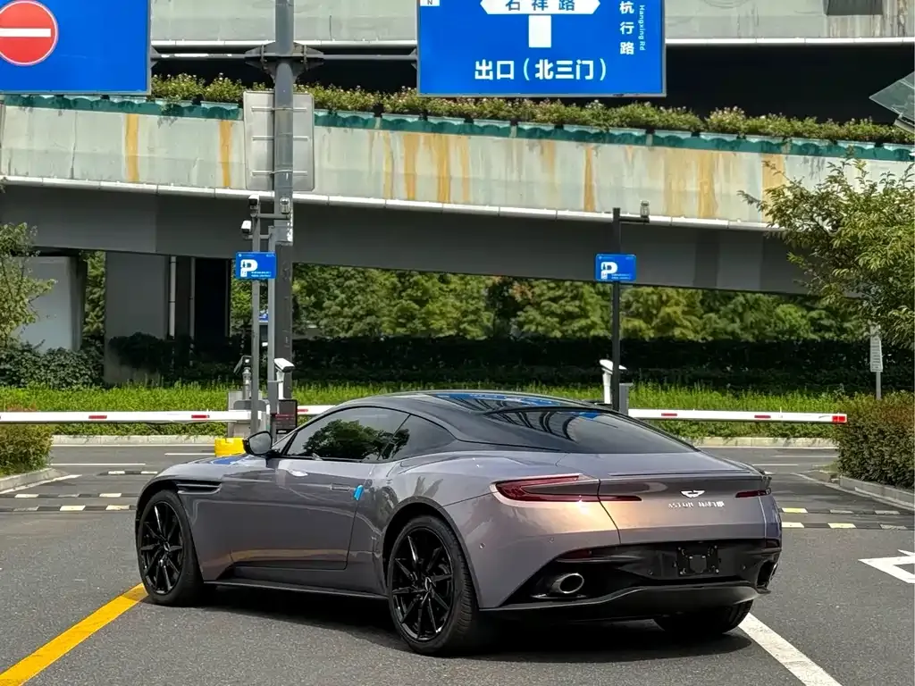 Aston Martin DB11 — фото 9