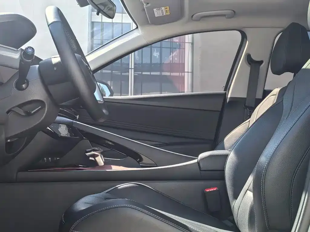 Hyundai Elantra — фото 10