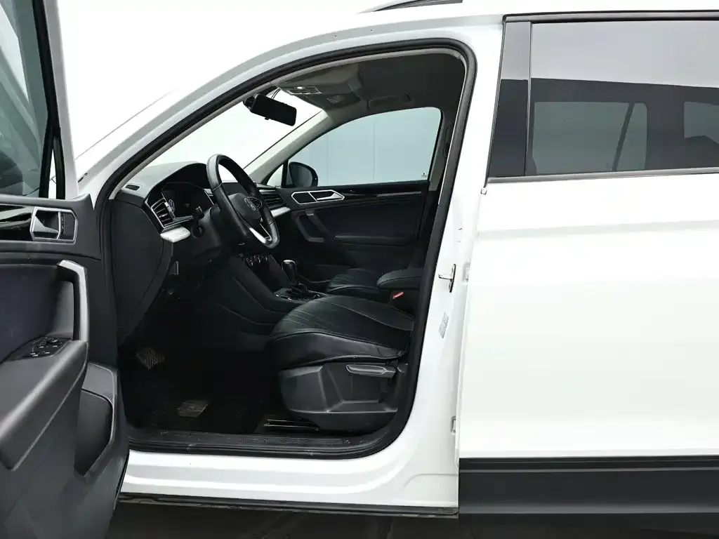 Volkswagen Tiguan L — фото 10