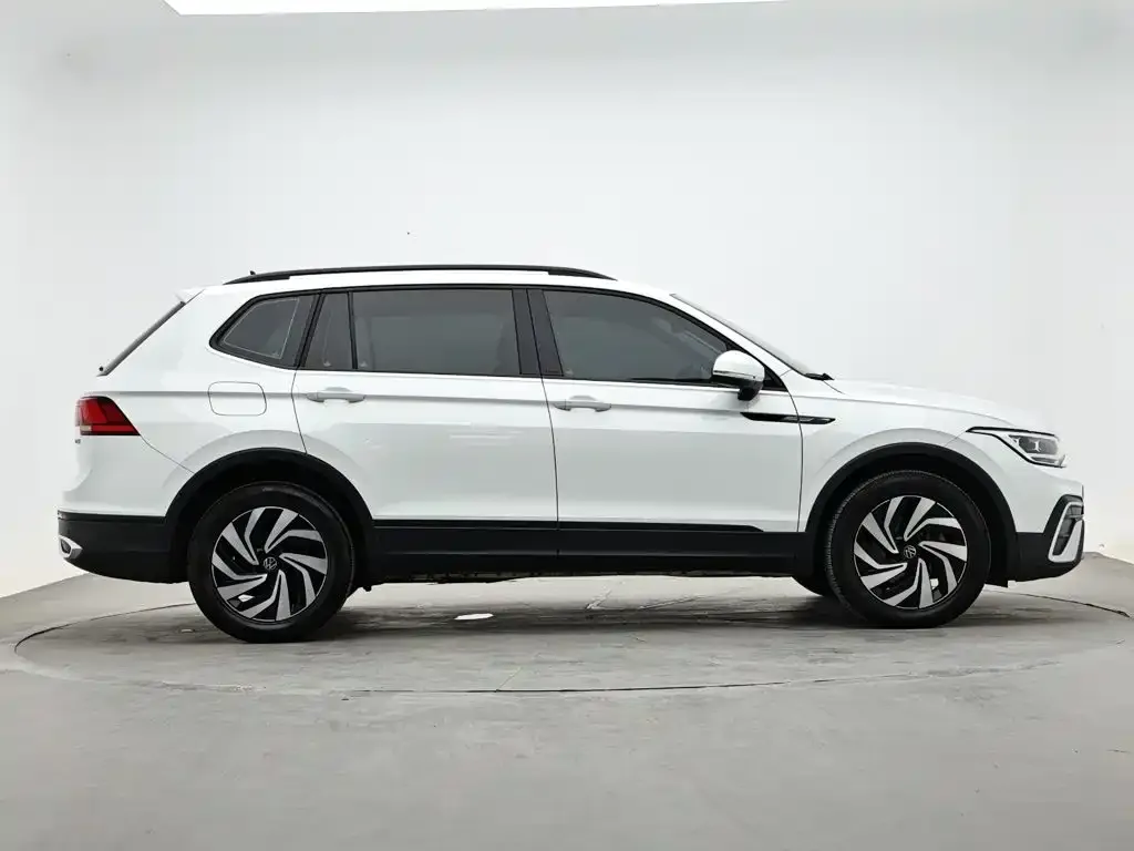 Volkswagen Tiguan L — фото 9