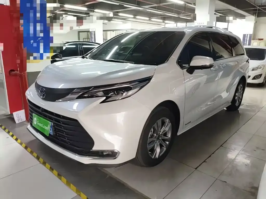 Toyota Sienna — фото 1