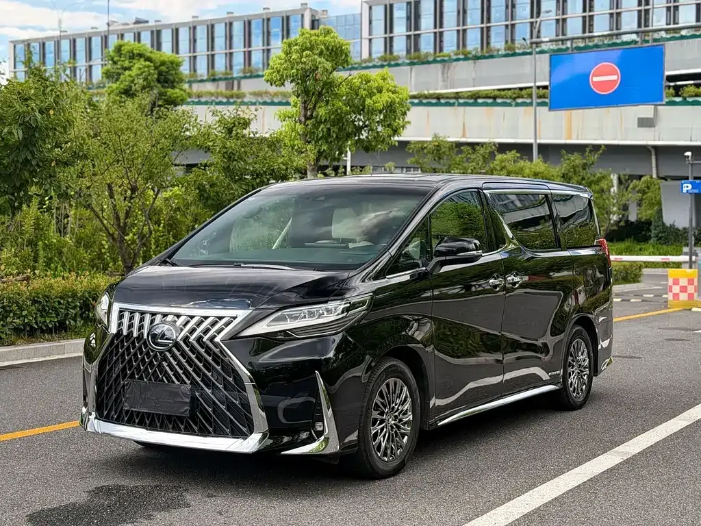 Lexus LM — фото 1