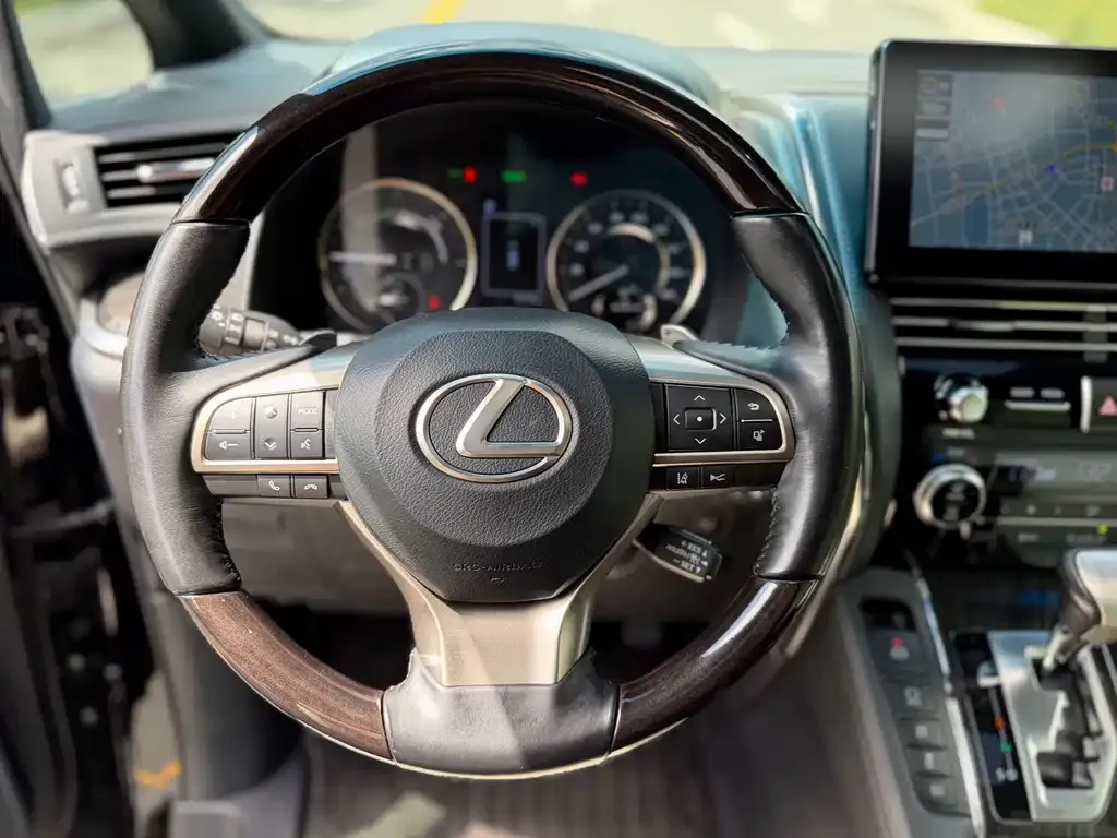 Lexus LM — фото 4