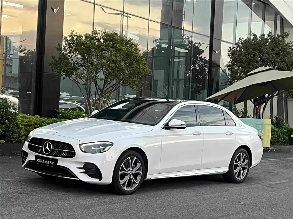 Mercedes-Benz E-Class — фото 1