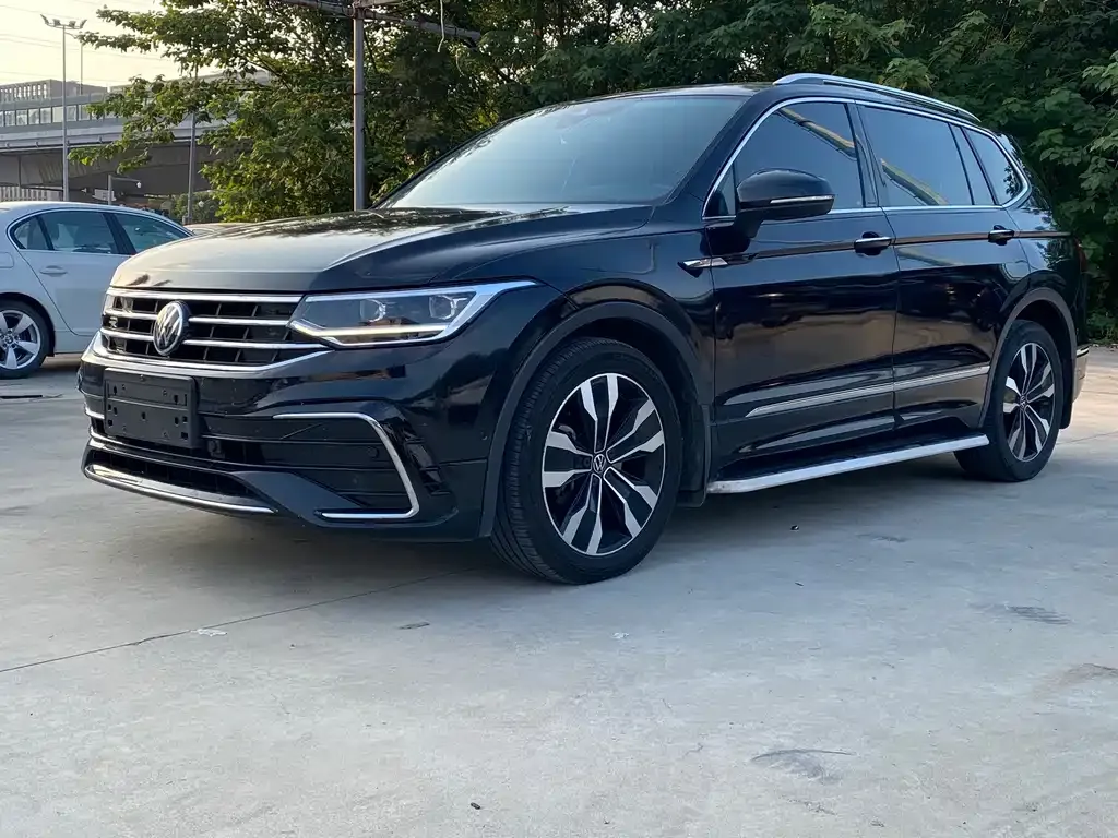 Volkswagen Tiguan L — фото 1