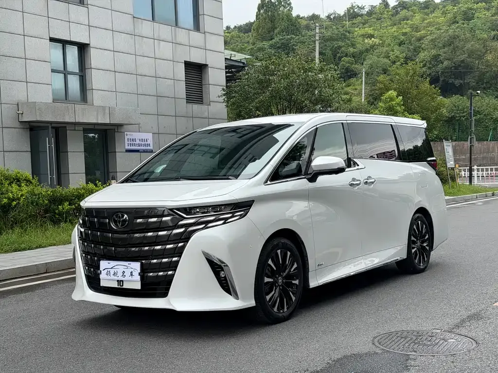 Toyota Alphard — фото 1