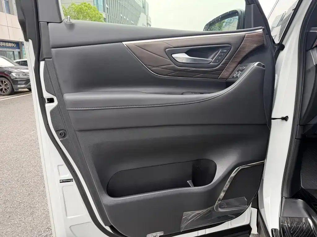Toyota Alphard — фото 5
