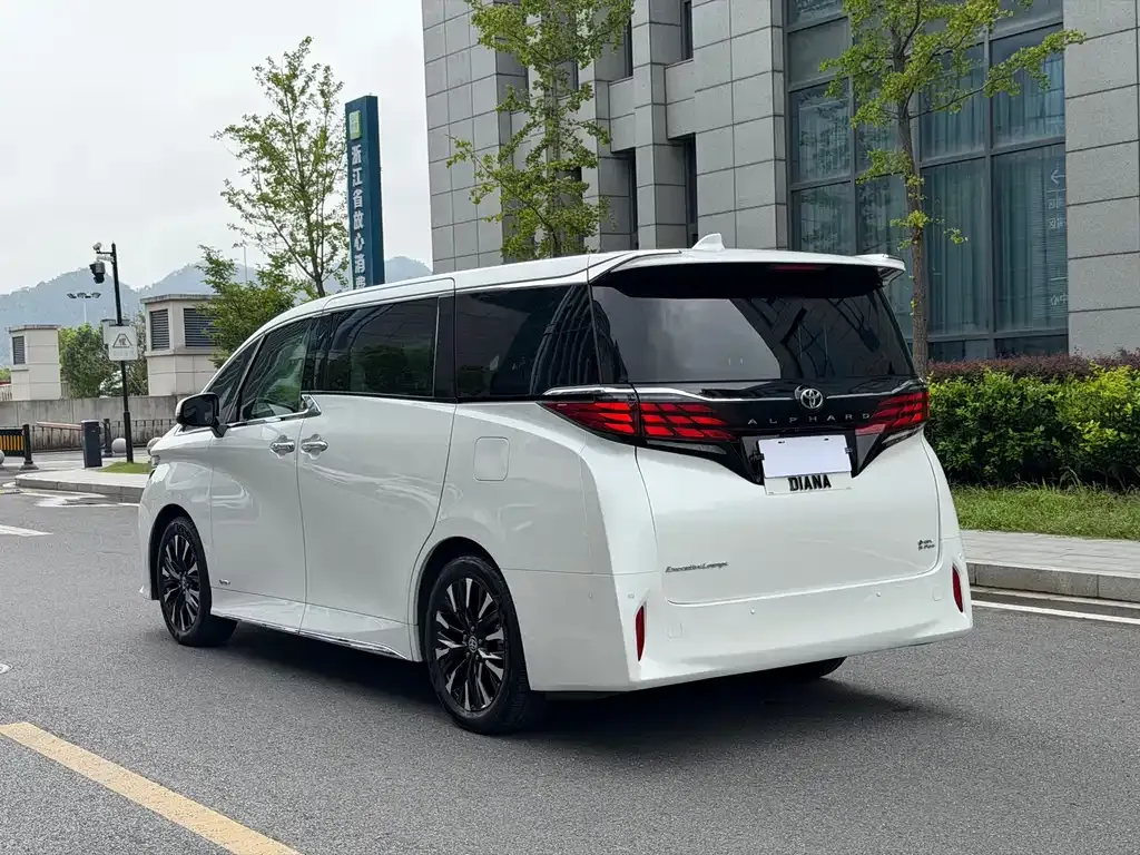 Toyota Alphard — фото 10