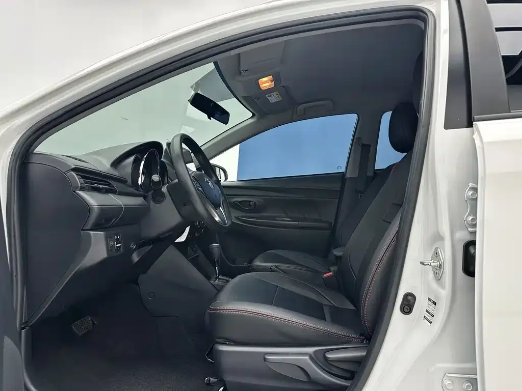 Toyota Yaris L — фото 2