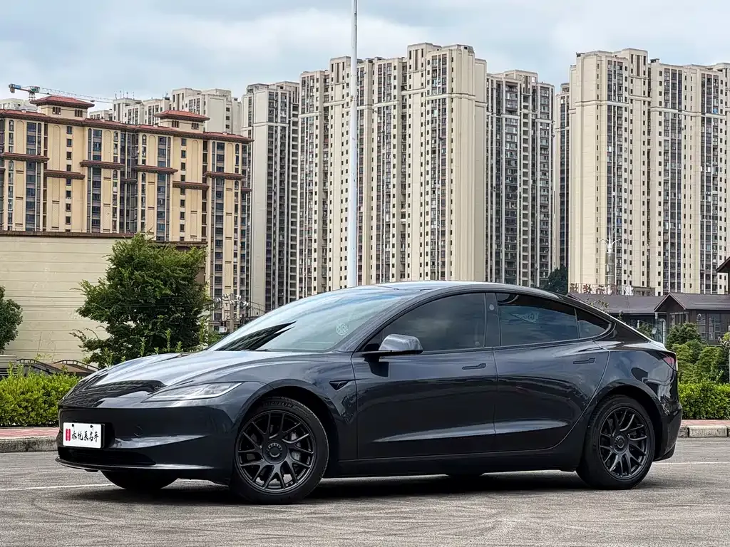 Tesla Model 3 — фото 1