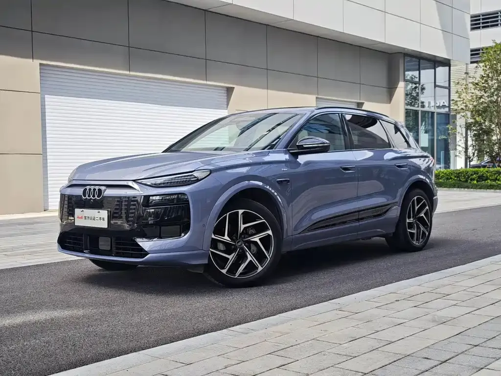 Audi Q6L e-tron — фото 1