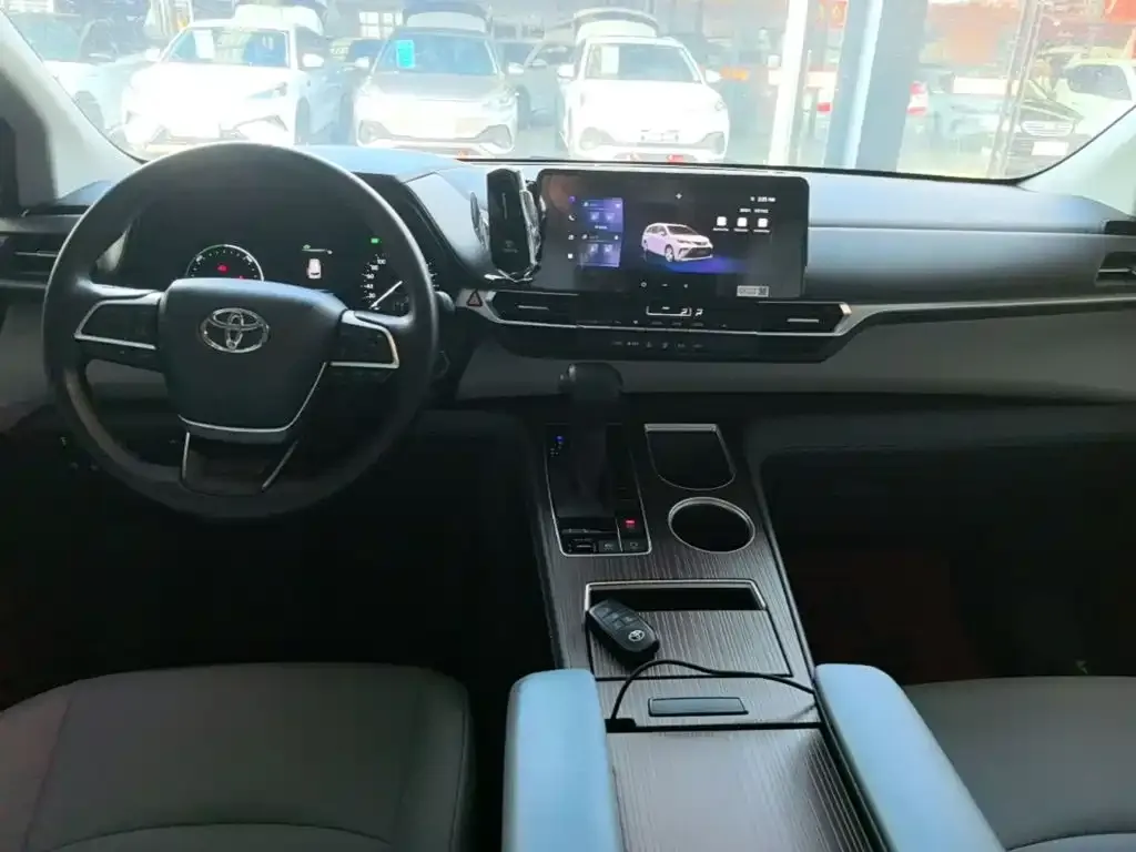 Toyota Granvia — фото 3