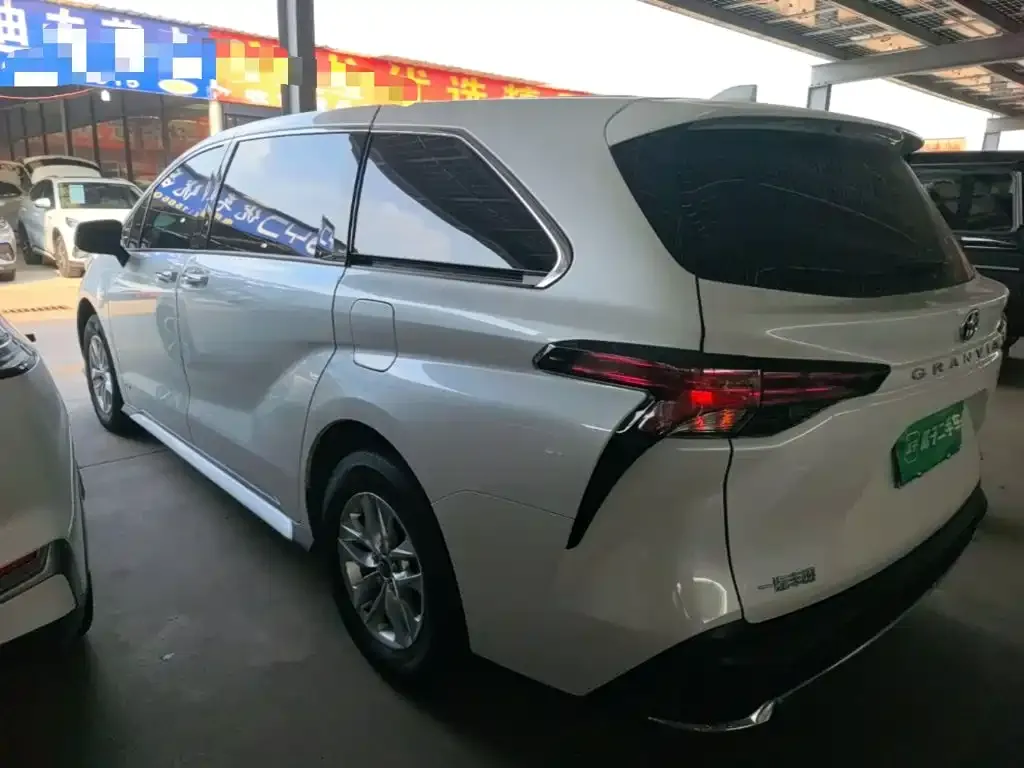 Toyota Granvia — фото 4