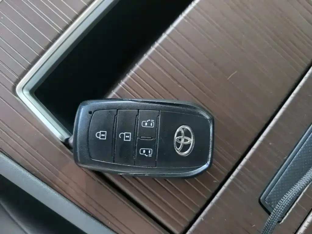 Toyota Granvia — фото 8