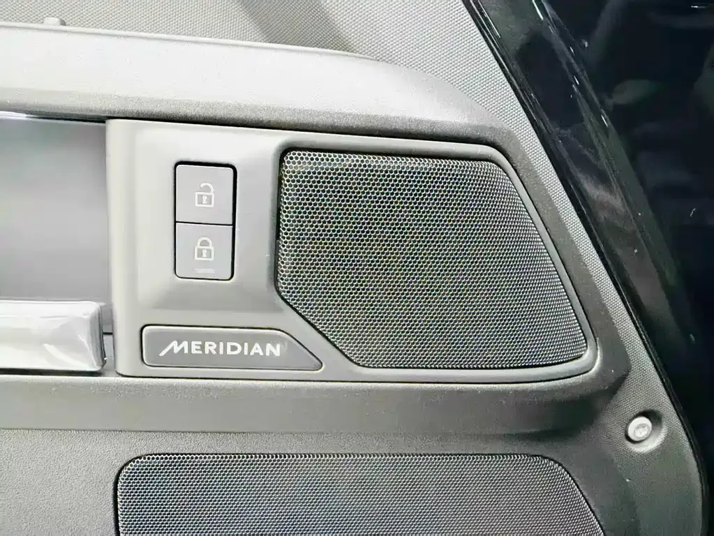 Land Rover Defender — фото 10