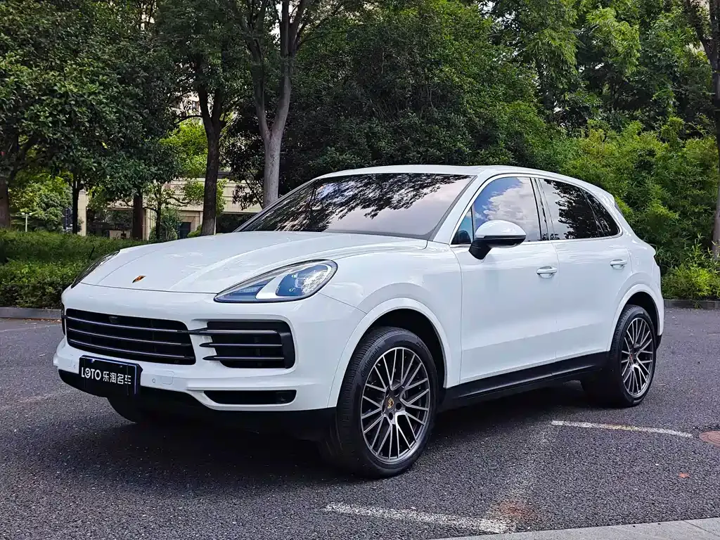 Porsche Cayenne — фото 1