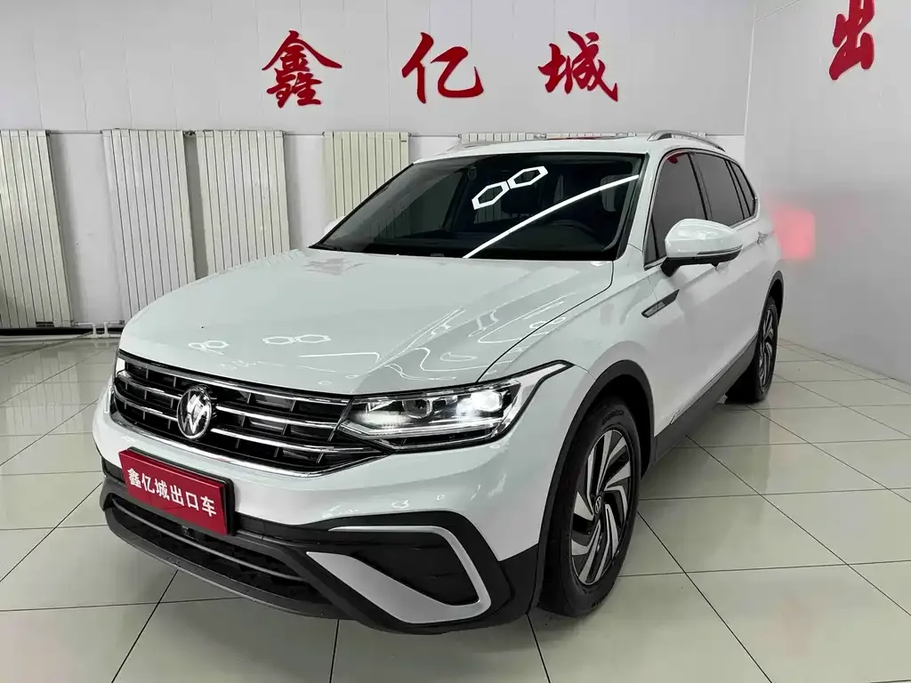 Volkswagen Tiguan L — фото 1