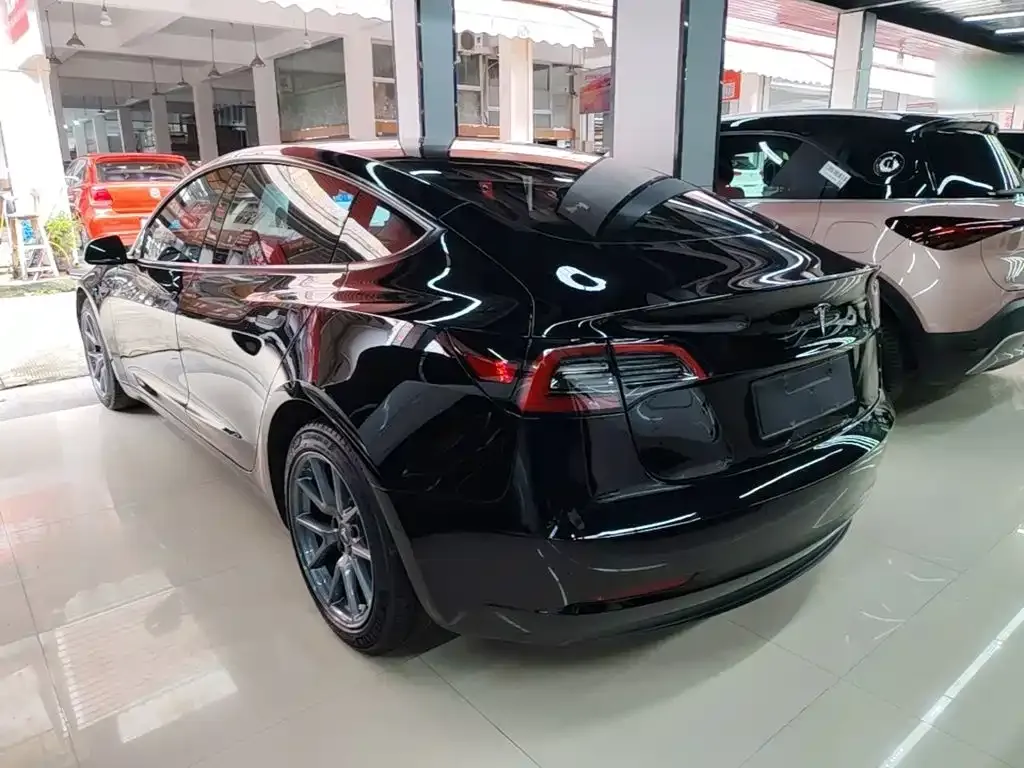 Tesla Model 3 — фото 5