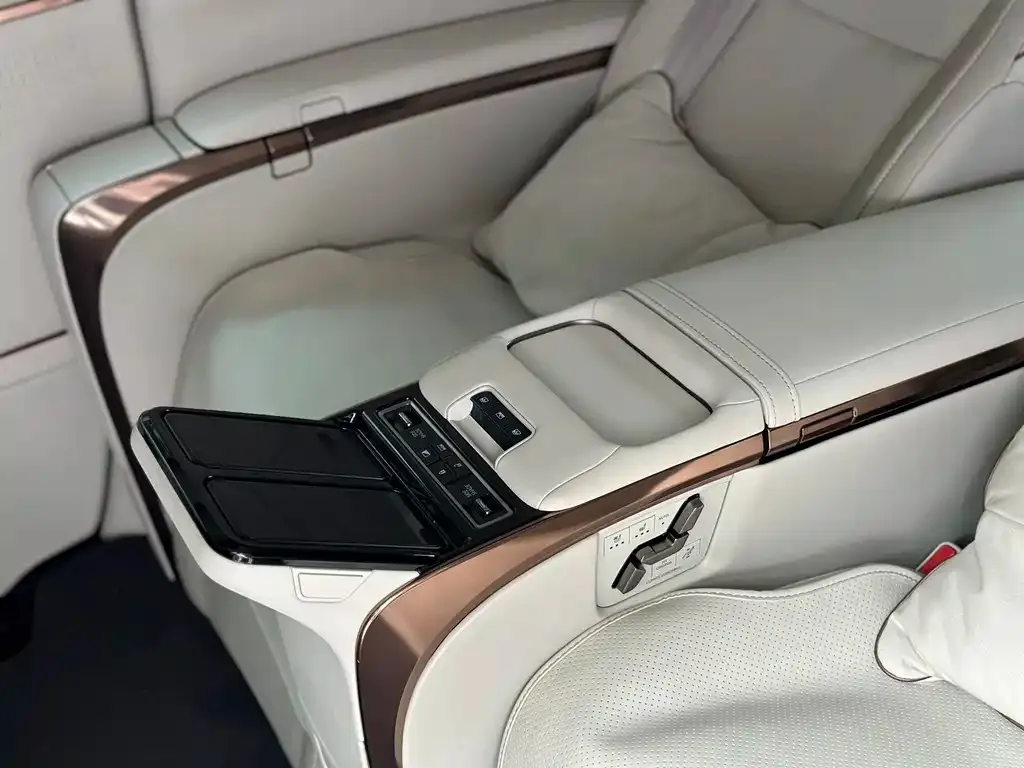 Lexus LM — фото 2