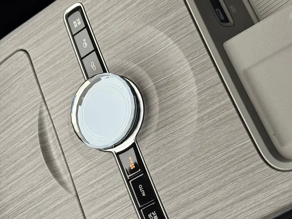 Geely Galaxy E8 — фото 10