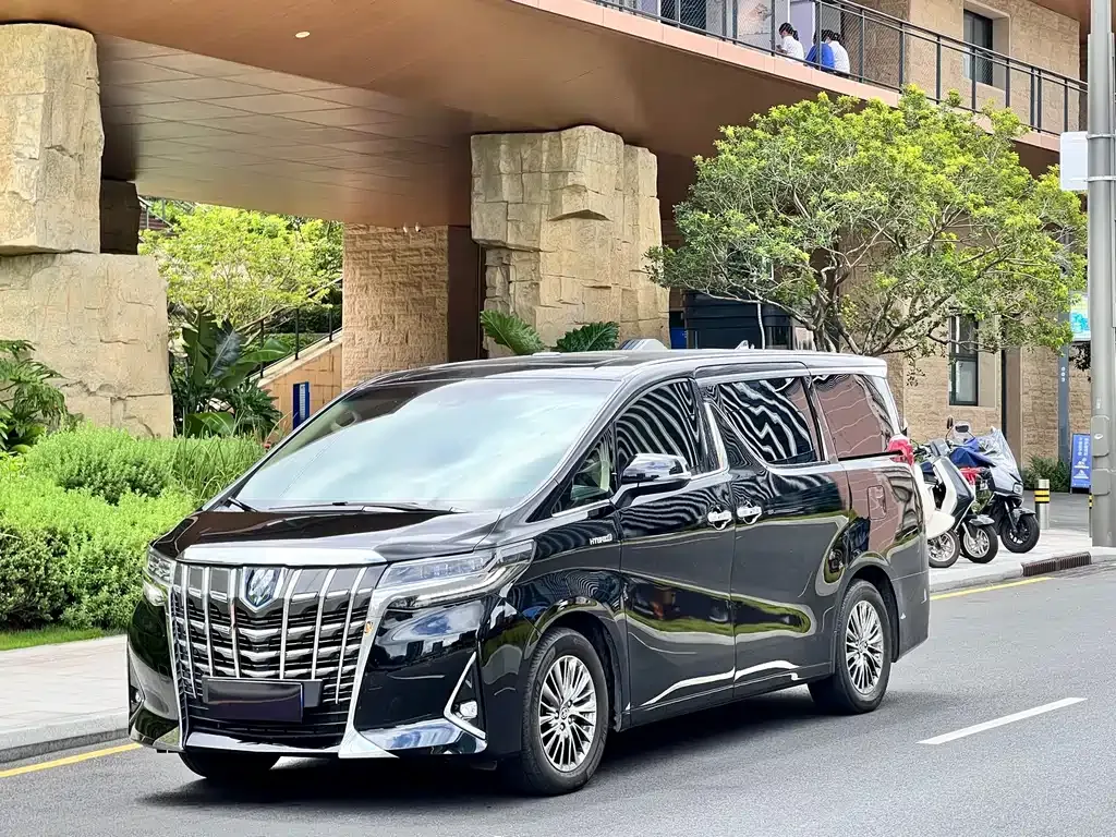 Toyota Alphard — фото 1