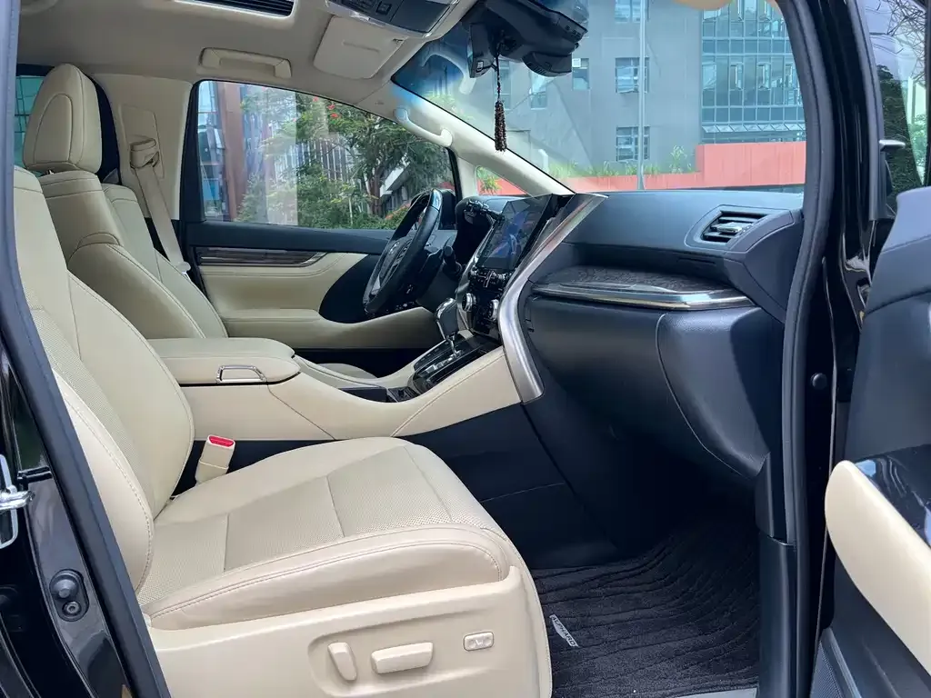 Toyota Alphard — фото 4