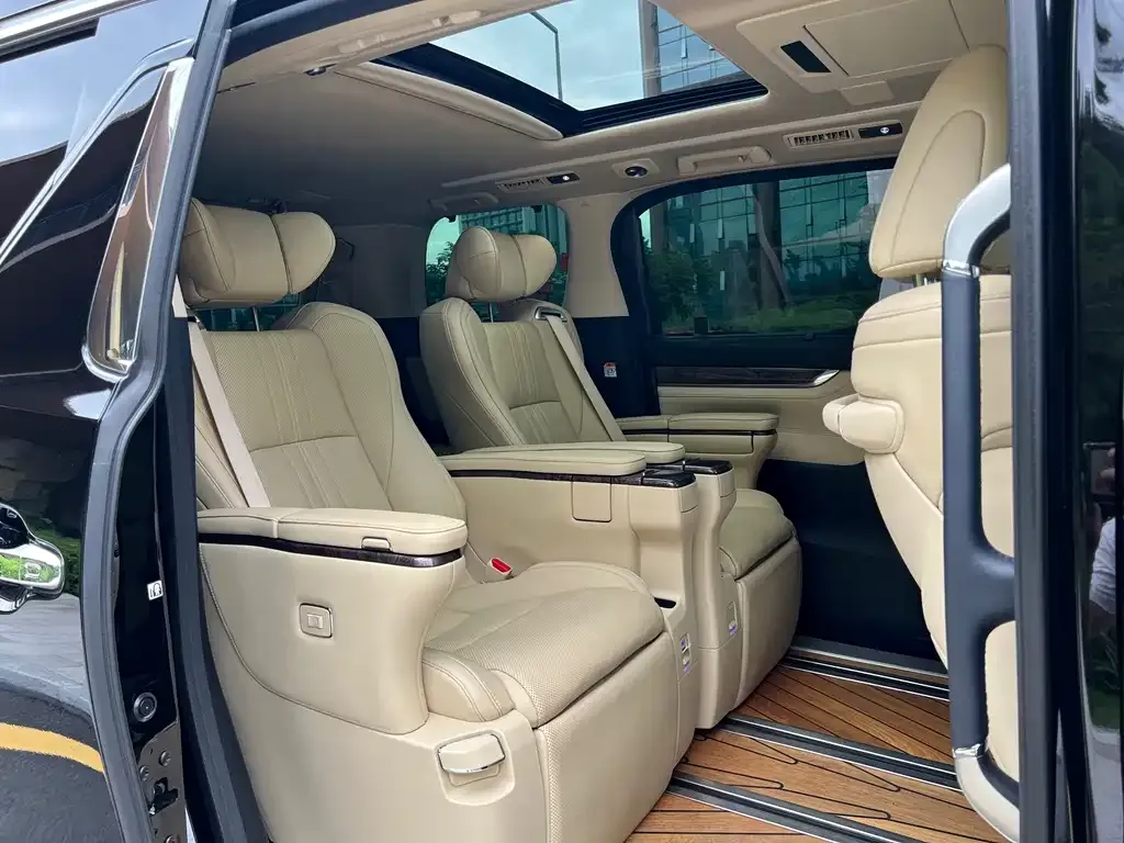 Toyota Alphard — фото 9