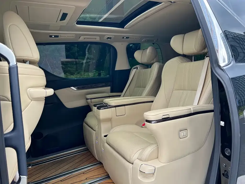 Toyota Alphard — фото 2