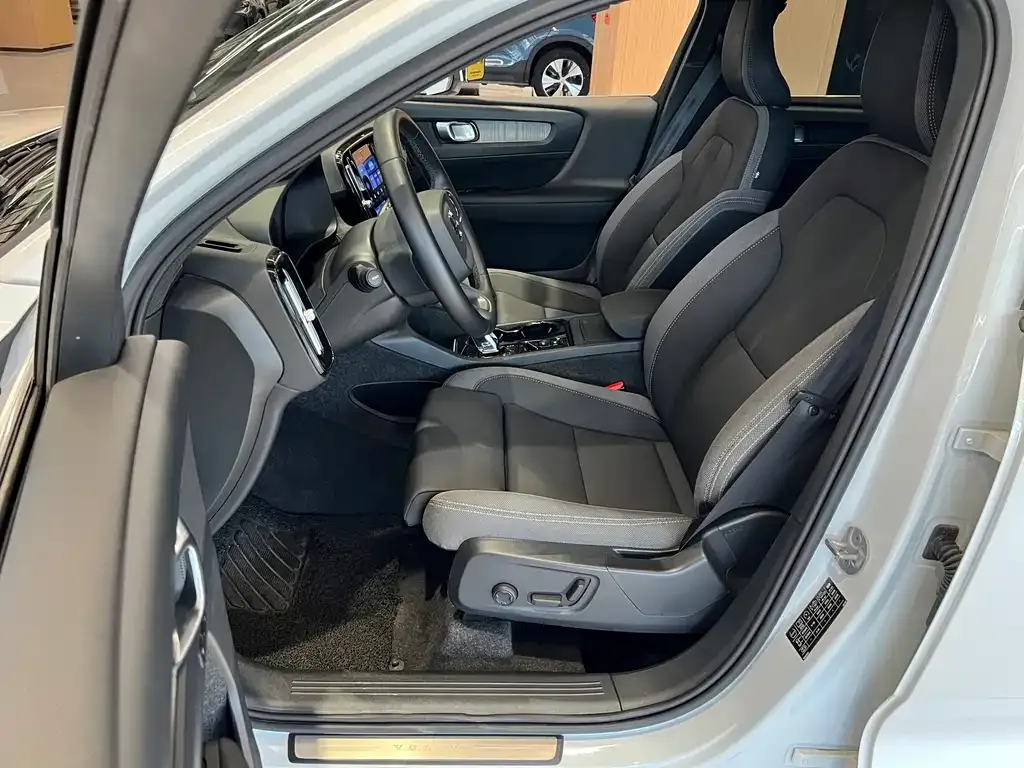 Volvo XC40 — фото 10