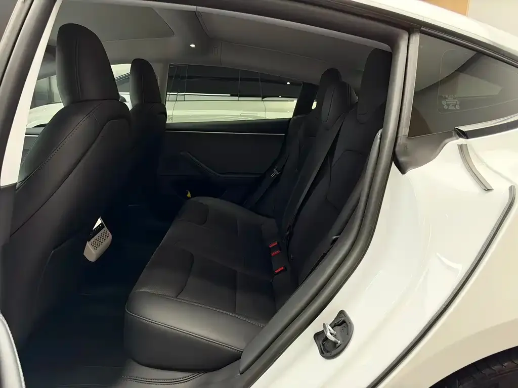 Tesla Model 3 — фото 10