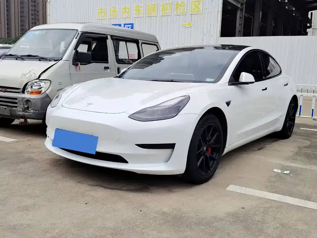 Tesla Model 3 — фото 1