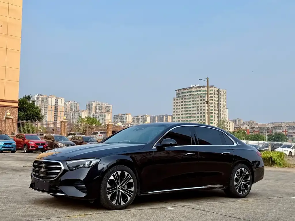 Mercedes-Benz E-Class — фото 1