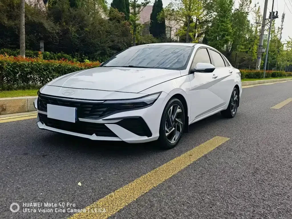 Hyundai Elantra — фото 1