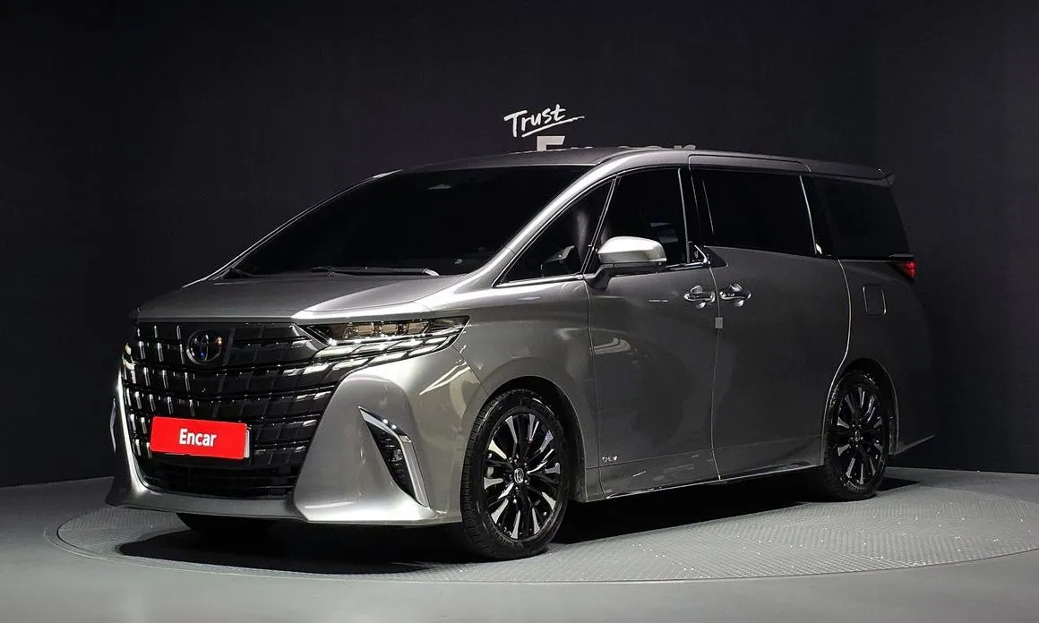 Toyota Alphard — фото 1