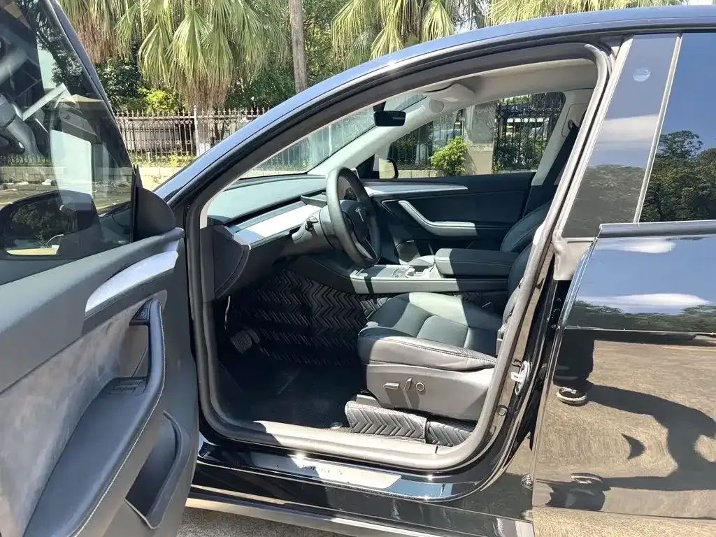 Tesla Model Y — фото 8