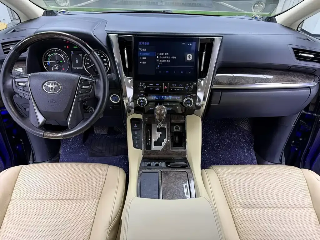 Toyota Alphard — фото 9