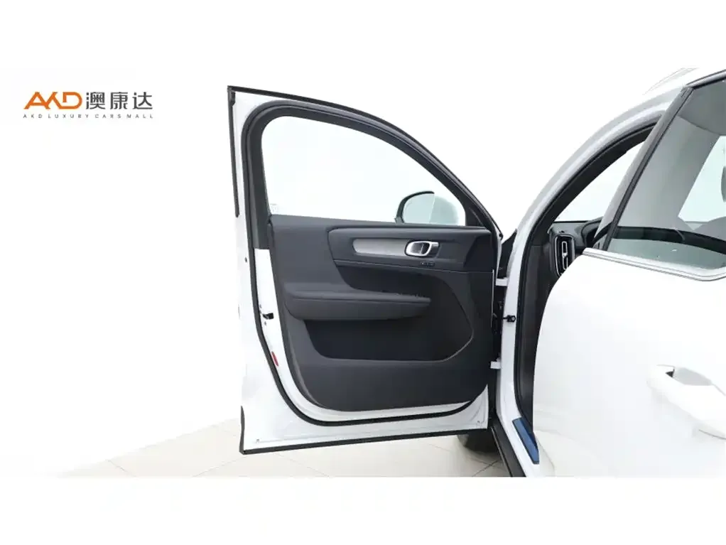 Volvo XC40 — фото 10
