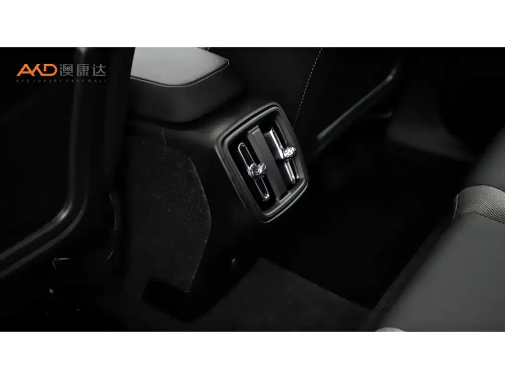Volvo XC40 — фото 9