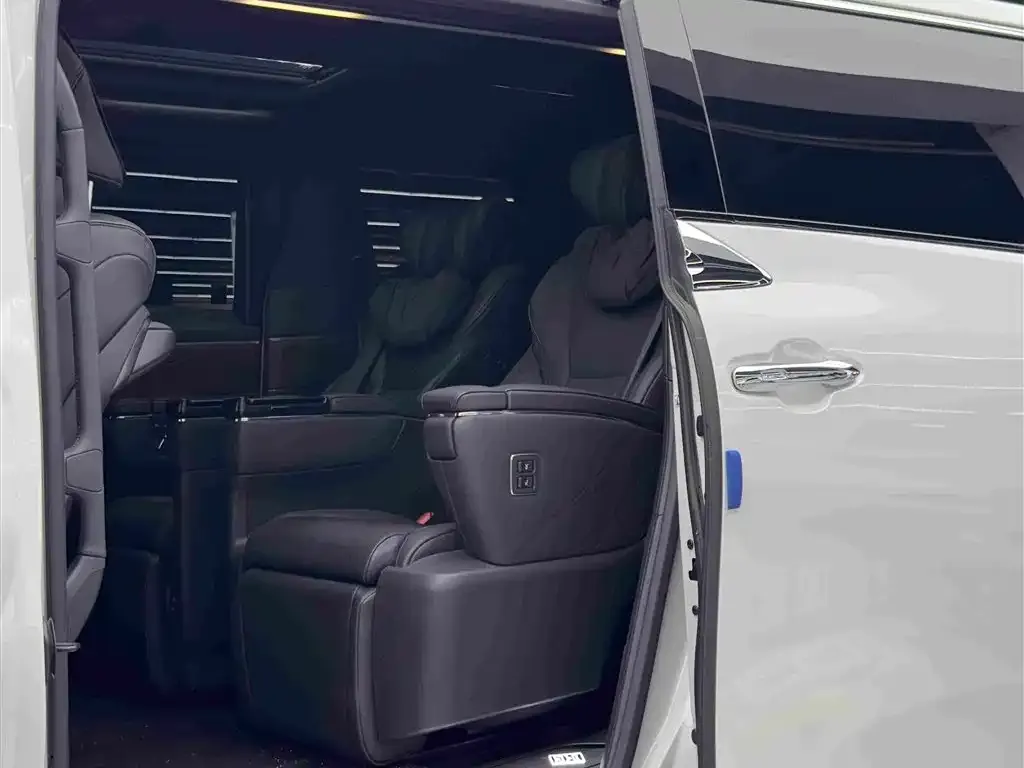 Toyota Alphard — фото 2