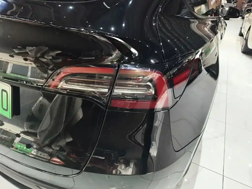 Tesla Model Y — фото 10